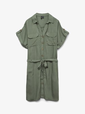 Olivgrünes Hemdkleid mit kurzen Ärmeln, durchgehender Knopfleiste, aufgeklappten Brusttaschen, hochgekrempelten Ärmeln mit Knöpfen und einem Taillengürtel.