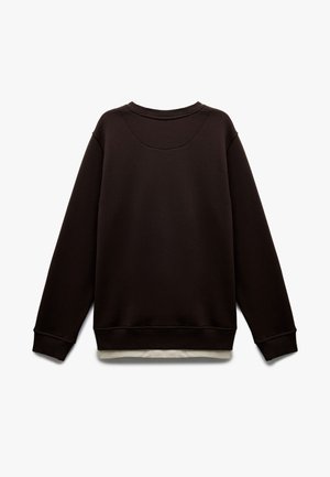 Bruine sweatshirt met een ronde hals, geribbelde manchetten en zoom. Gladde textuur met een gelaagde lichtcrèmekleurige binnenkant die zichtbaar is aan de onderkant.