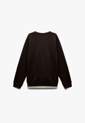 Bruine sweatshirt met een ronde hals, geribbelde manchetten en zoom. Gladde textuur met een gelaagde lichtcrèmekleurige binnenkant die zichtbaar is aan de onderkant.