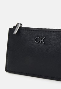 Calvin Klein DAILY ZIP CARDHOLDER CHAIN - Maks - black