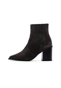Bottines en daim gris foncé avec un bout pointu et des accents de coutures verticales. Le talon noir épais ajoute de la stabilité et contraste avec la texture douce.