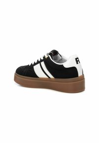 Las zapatillas de ante negro cuentan con rayas blancas, punta redonda, cuello acolchado y una suela de goma marrón. La parte trasera muestra letras en negro.