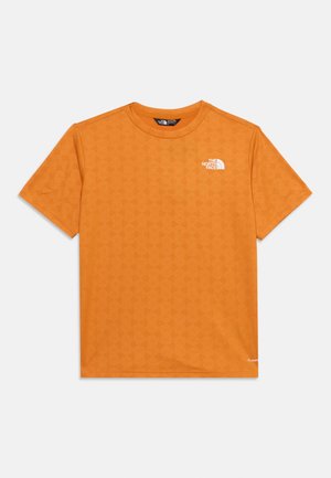 Tricou portocaliu cu mâneci scurte și guler rotund, cu un model geometric subtil, logo mic alb The North Face pe piept și inscripția FlashDry aproape de tiv.