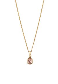 Collier en chaîne dorée avec un pendentif en forme de goutte d'eau, orné d'une gemme rose facettée, reflétant la lumière par sa texture lisse.
