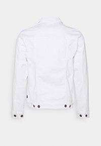 Giacca in denim bianco con colletto, maniche lunghe e polsini abbottonati. Include bottoni neri e una superficie liscia e uniforme.