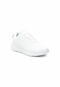 Zapatilla deportiva blanca con parte superior de malla, punta redondeada y suela texturizada. Cuenta con cordones y una pequeña lengüeta en el talón para facilitar el uso.
