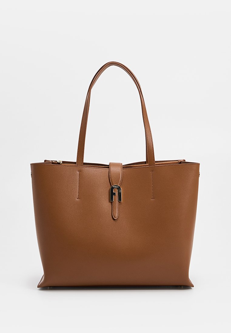Brązowa syntetyczna torba tote o strukturalnym designie, gładkiej fakturze, podwójnych uchwytach i z przodem zamykanym z czarnym akcentem w postaci detalu z metalowego hardware.