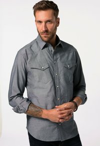 Camicia in denim grigio con maniche lunghe, yoke in stile western, due tasche sul petto e bottoni a pressione. Leggera lucentezza e tessuto testurizzato.