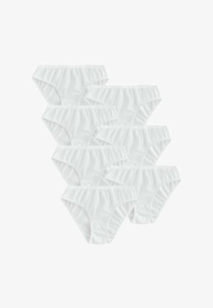Siedem par prostych białych bawełnianych majtek ułożonych w przesuniętą siatkę na białym tle.