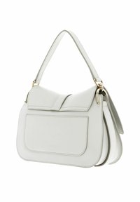 Borsa in pelle grigia chiara con forma arrotondata, tracolla regolabile, chiusura a pattina magnetica, tasca frontale e dettagli di cucitura sottili.
