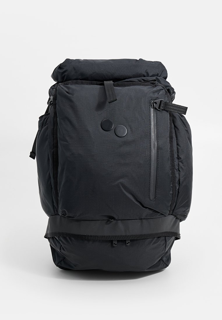 Schwarzer Rucksack, aus strukturiertem Gewebe, mit Rolltop-Verschluss, vorderer Reißverschlusstasche und zwei runden Akzenten auf der Vorderseite.