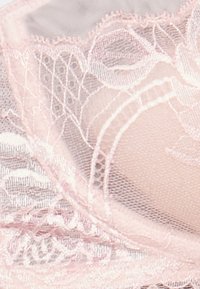 Rosa blonde undertøy med blomsterdesign, gjennomsiktig materiale og delikat søm. Designet inkluderer intrikate detaljer og glatte teksturer.