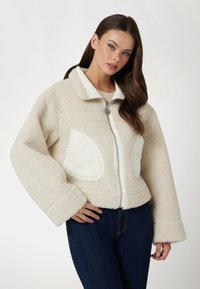 Guess Talvitakki - weiß