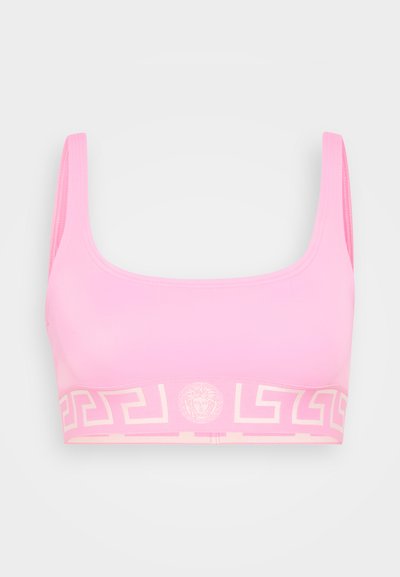 Roza športni modrček s kvadratnim izrezom, širokimi naramnicami in vzorčastim elastičnim trakom z logotipom ter grškim ključem. Gladka tekstura.