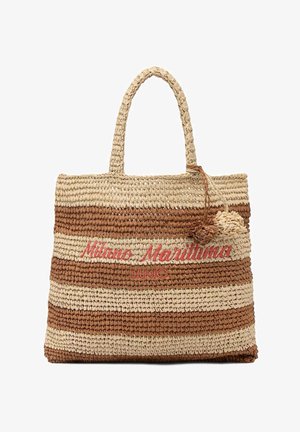 Bolso tote tejido con rayas beige y marrón con dos asas, detalles de pompones y "Milano Marittima Liu Jo" bordado en hilo rojo.