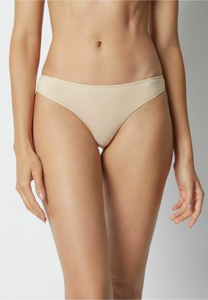 Beige bikinitrikåer med en slät yta och låg midje-design, med tunna sidostråkar och minimal täckning. Subtil sömdetalj.