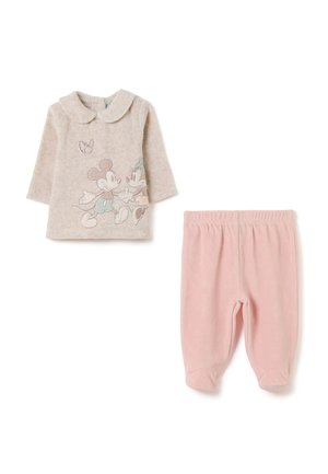 Beige Langarmoberteil mit Kragen und vorn bedruckten Disney-Charakteren, kombiniert mit weichen rosa Fleecehosen mit elastischem Bund.