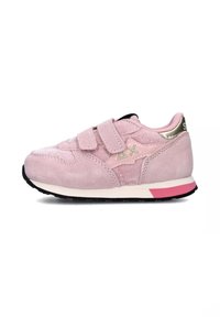 Sneaker in suede rosa con chiusure a strappo, pannellature testurizzate e un accento metallico sul tallone. Suola intermedia bianca, suola esterna nera.