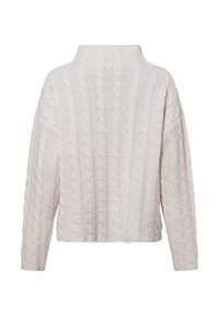 Kabelstrickpullover in hellem Creme, mit hohem Kragen, überschnittenen Schultern und einem strukturierten Muster. Kurze Länge mit langen Ärmeln.