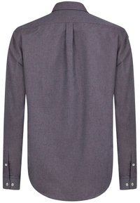 Camisa de manga larga en gris oscuro con un sutil patrón texturizado. Presenta un collar clásico y puños abotonados. Dobladillo redondeado y detalle de pliegue en la parte posterior.