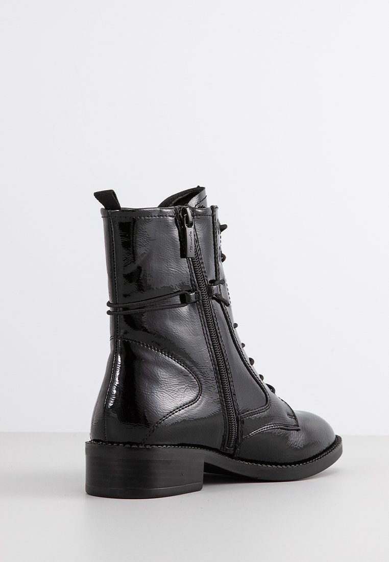 Zwarte gepatenteerde leren enkellaarsjes met een ronde neus, zijrits, vetersluiting aan de voorkant en een blokhak van gemiddelde hoogte. Glamoureuze textuur, strakke ontwerp.