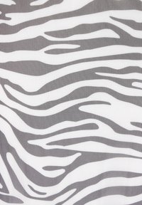 Fehér szövet fekete zebra csíkos mintával, hullámzó, folyékony vonalakkal és sima textúrával. Ideális divat- vagy dekorációs célokra.
