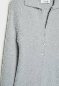 Cardigan in maglia grigia chiara e pelosa, con maniche lunghe, colletto e cinque piccoli bottoni traslucidi lungo la parte anteriore.