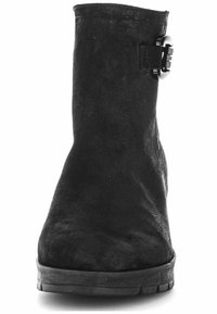 Stivale alla caviglia in suede nero con una texture liscia, caratterizzato da un accento decorativo di un sottopiede in argento e una suola in gomma a bassa texture.