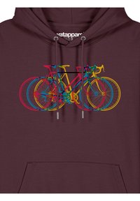 Bordeaux hoodie met een grafisch ontwerp van drie fietsen in felroze, geel en blauw, met duidelijke details zoals spaken en handvatten.