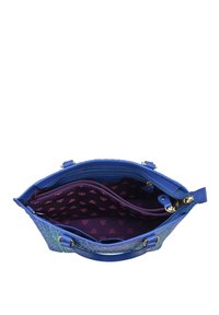 Blaues Handtasche mit strukturiertem Äußeren, Innenfutter in einem dunklen Purpur mit floralen Mustern und zwei Reißverschlusstaschen.
