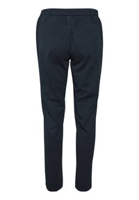 Pantalons bleu marine foncé avec une texture lisse, une taille plate, une ceinture élastique et deux poches arrière, présentant un design de jambe fuselée.
