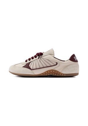 Zapatilla de perfil bajo en beige y burdeos con paneles de ante y cuero, suela de goma texturizada, cordones burdeos y detalle numérico en la lengüeta del talón.