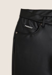 Pantaloni in ecopelle nera con vita alta, tasca frontale e logo "FREDDY" ricamato in argento sul lato sinistro.