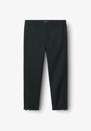 Fekete nadrág sima anyagból, elülső zsebekkel, cipzáras bokarésszel és klasszikus derékpánttal, amely gombos záródással rendelkezik.