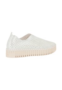 Zapatilla blanca sin cordones con parte superior de punto, que presenta una superficie texturizada, suela de goma beige con rayas verticales y un diseño minimalista.