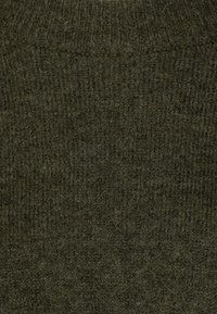 Donkergroene gebreide trui met een geribbelde textuur, zacht wollen materiaal en een eenvoudig, klassiek ronde hals ontwerp.