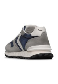 Graue Wildleder- und marineblaue Stoff-Sneaker mit weißen Akzenten, runder Zehenpartie, gepolstertem Kragen und strukturiertem schwarzen Außensohle. Verfügt über dezente Markenkennzeichnung.