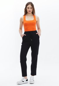 OXXO SQUARE NECK SINGLET - Top - golden poppy