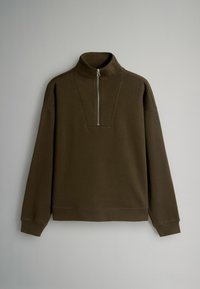 Tmavě olivově zelená mikina s vysokým límcem, která má částečný zip a výrazné švy na ramenou. Jemná, strukturovaná tkanina.