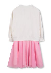 Haut de sweatshirt blanc avec des manches raglan et un col côtelé, associé à une jupe en tulle plissé rose. Pas de matériel ou de motifs visibles.