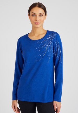 Blauwe lange mouwen trui van zacht materiaal met een ronde halslijn en sprankelende rhinestone-accenten op één schouder.