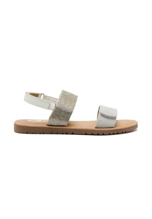Sandali bianchi con due cinturini larghi; uno presenta un design testurizzato in argento e oro, l'altro è in argento semplice. Suola piatta color tan con grip.