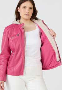 Rosa läderjacka med avtagbar beige huva, dragkedja fram och sidfickor. Slät yta med sömdetaljer på axlarna.