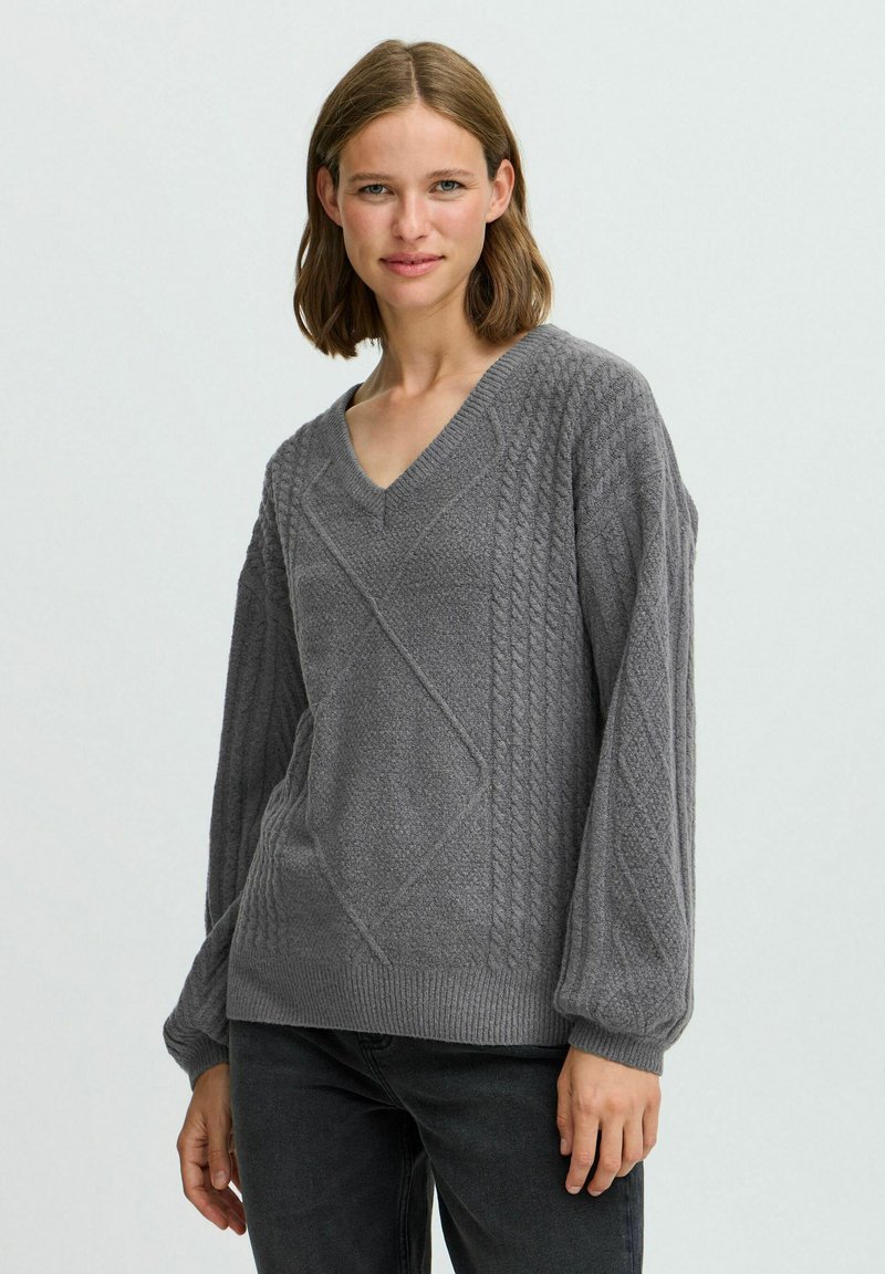 Grauer, gestrickter Pullover mit V-Ausschnitt, der ein strukturiertes Zopfmuster und Ballonärmel aufweist. Die gerippten Säume und Bündchen sorgen für zusätzliche Details.