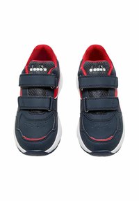 Scarpe da atletica blu e rosse con due cinturini in Velcro, dettagli in rete e suole bianche. Parte superiore testurizzata e punta perforata per la ventilazione.