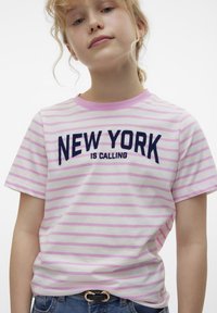 Rosa och vit randig t-shirt med "NEW YORK IS CALLING" i fet marinblå text, korta ärmar och rund halsringning.