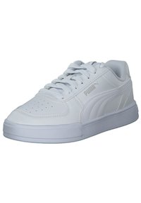 Sneakers bianchi in pelle con punta arrotondata, superficie liscia, design con lacci, fori di ventilazione sulla punta e un logo grigio sul lato.
