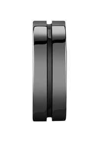 Anello nero e lucido con una superficie liscia e arrotondata e bande larghe e ben definite. Design minimalista senza hardware o accenti visibili.