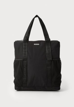 Borsa a tracolla nera in nylon con manici testurizzati. Presenta una stampa del logo e tasche laterali in rete. Chiusura con zip e due manici.