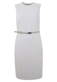 Robe sans manches gris clair longueur genou avec un petit col rond et une fine ceinture grise à la taille.